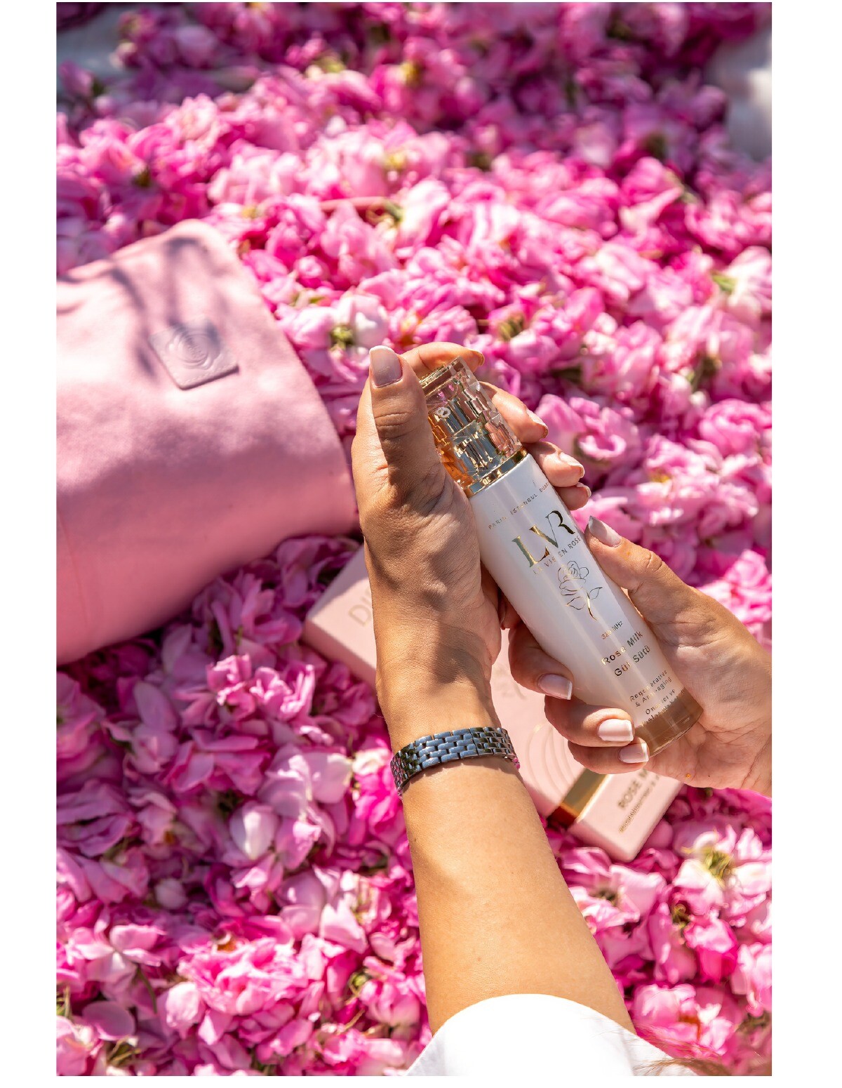 LVR Rose Water yaprak yatağında